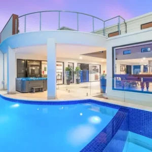 Antalya Lara bölgesinde profesyonel villa temizliği yapan Fresh Cleaning ekibi